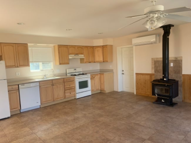 Building Photo - 1042 Squirrel Ln