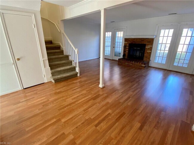 Building Photo - 4740 Greenlaw Dr