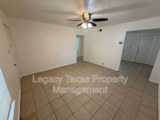 Building Photo - 1112 Dugan St