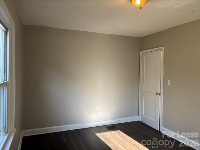 Building Photo - 2565 Brentwood Pl