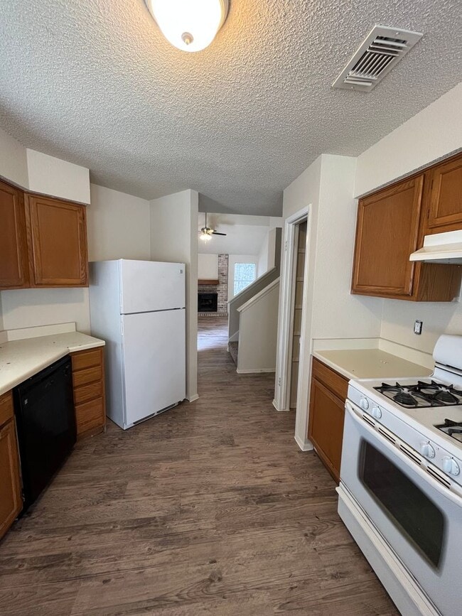 Building Photo - PREALEASING FOR APRIL! 3 bedroom with Patio Great for Entertainment!