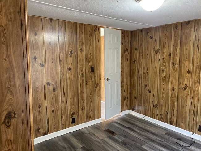 Building Photo - 2 bed, 1 bath mobile home in Lexington! $7...