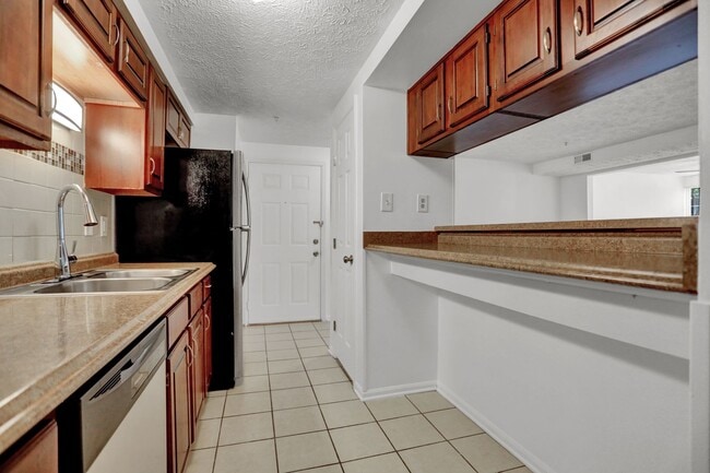 Building Photo - Large 2 Bedroom 2 Bath Ground Floor Condo - ZERO STEPS!