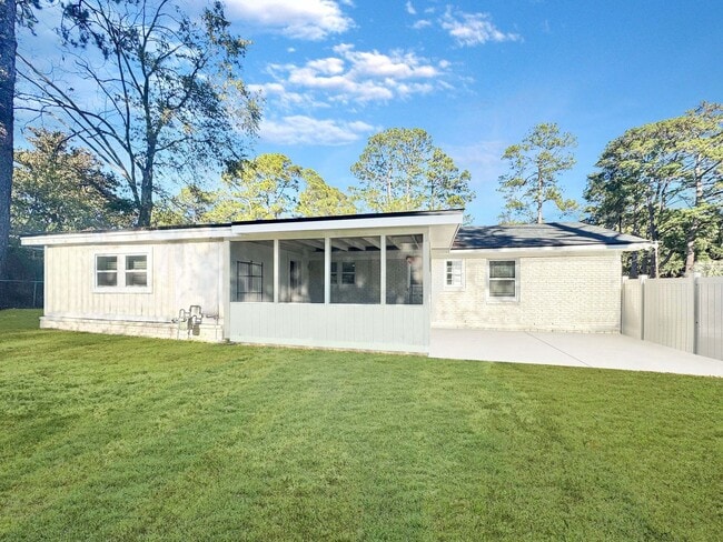 Building Photo - Beautiful white brick ranch styled home off White Bluff in Savannah, Ga!