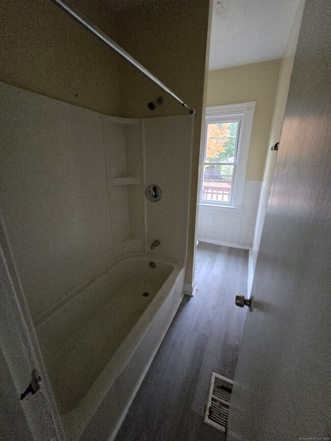 Building Photo - 114 Hurlburt St