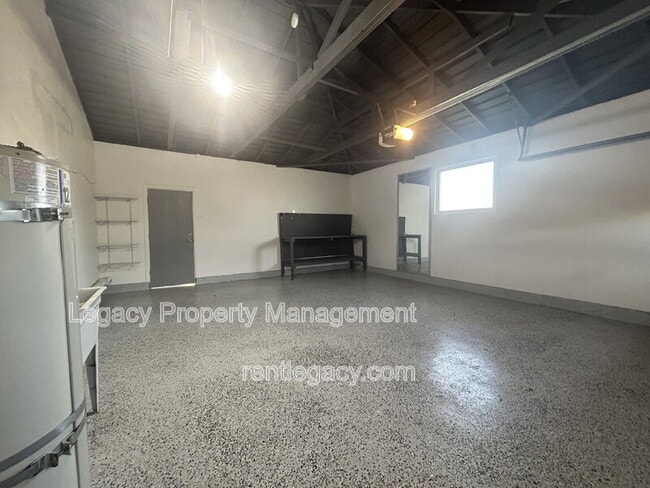 Building Photo - 5200 Fernwood Way