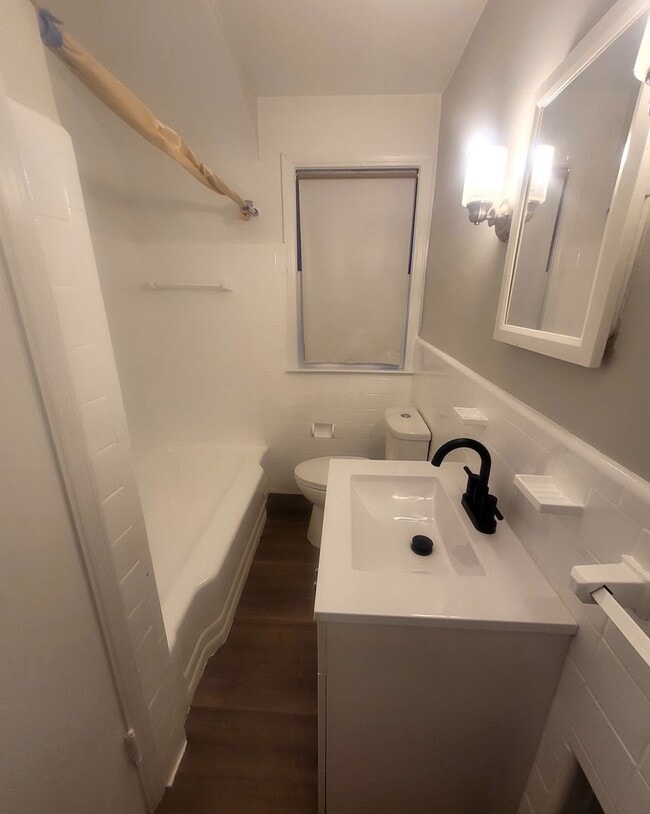 Building Photo - Beautiful 3 Bedroom bungalow in very desir...