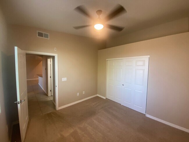 Building Photo - Spacious and Updated 3 Bed/2 Bath Condo w/Garage - Mesa