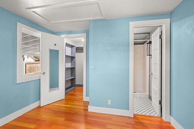 Building Photo - 531 Clay St