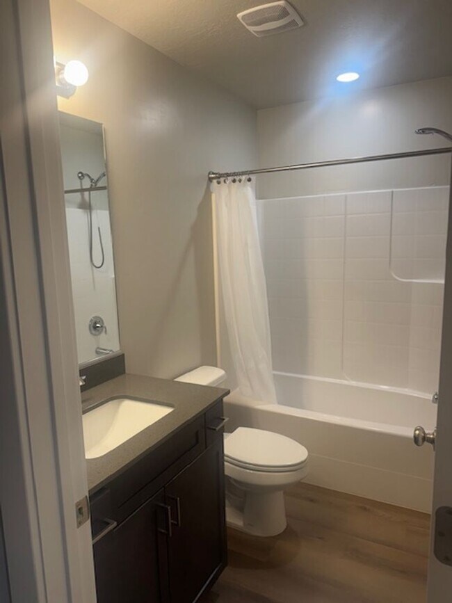Building Photo - 3 Bedroom, 2.5 Bathroom