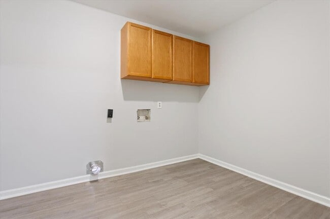 Building Photo - 10100 Woodglen Dr