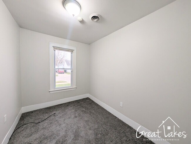 Building Photo - $200 OFF FIRST MONTH'S RENT - Cozy 2 Bedro...