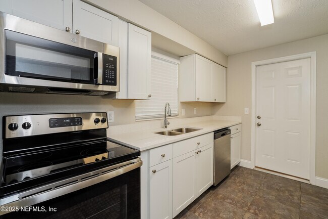 Building Photo - 583 Madeira Dr