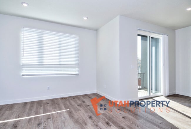 Building Photo - 1055 W 400 S