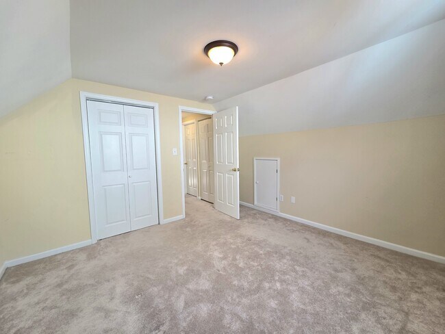 Building Photo - 108 N Gladden St