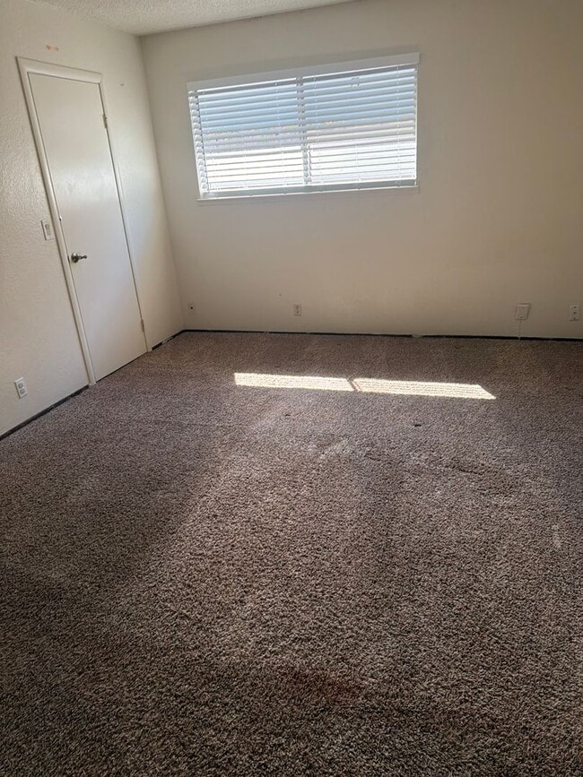 Building Photo - 2 Bed 2 Bath Duplex!