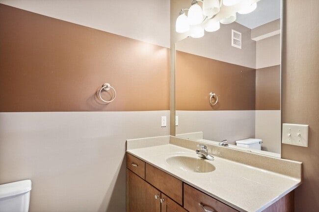 Building Photo - 1 BR/1 BA Crocus Hill Charmer!