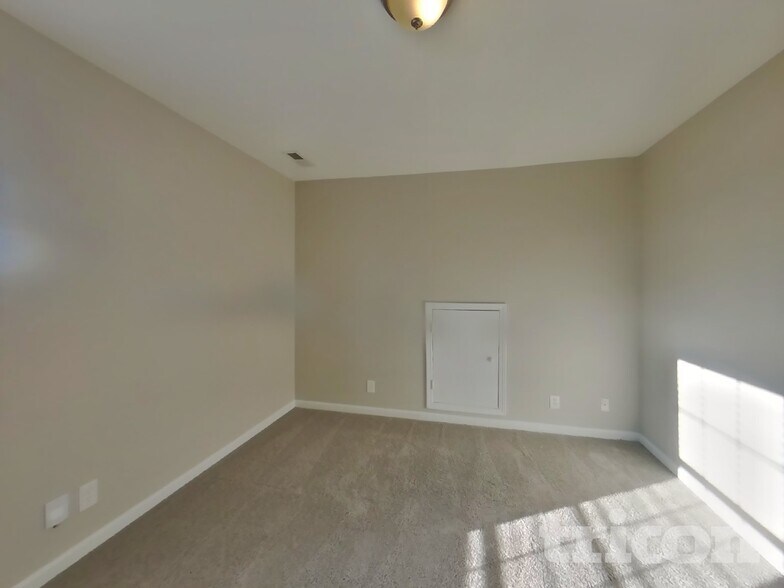 Building Photo - 1908 Sherman Court