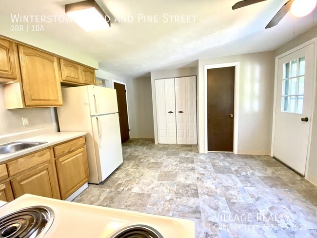 Building Photo - Large 2-Bedroom Townhome in Red Lion! Pati...