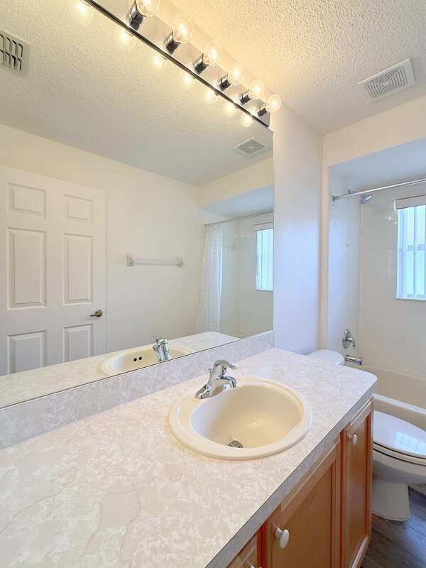 Building Photo - 240 Center Oak Cir