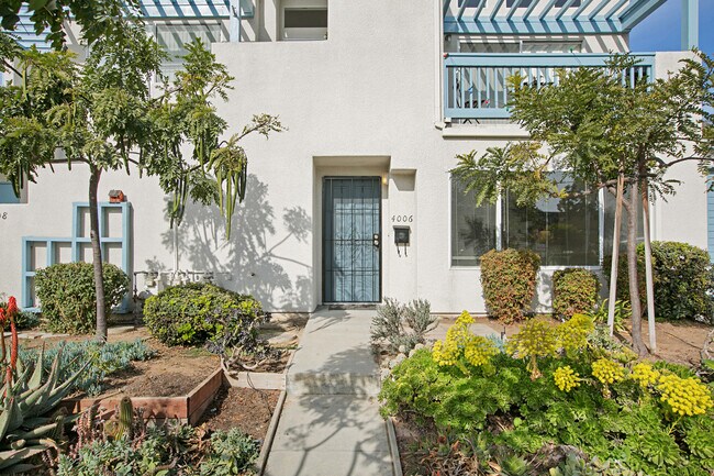 Building Photo - AVAILABLE JUNE! NEWLY REMODELED 2BD/1BA BEAUTIFUL CROWN POINT CONDO! ONLY $3,595/MO!