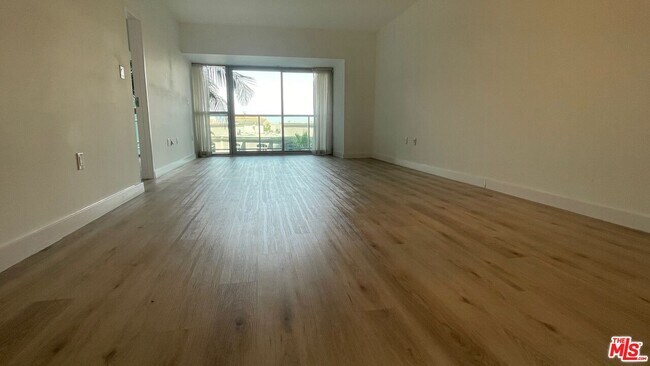 Building Photo - 13700 Marina Pointe Dr