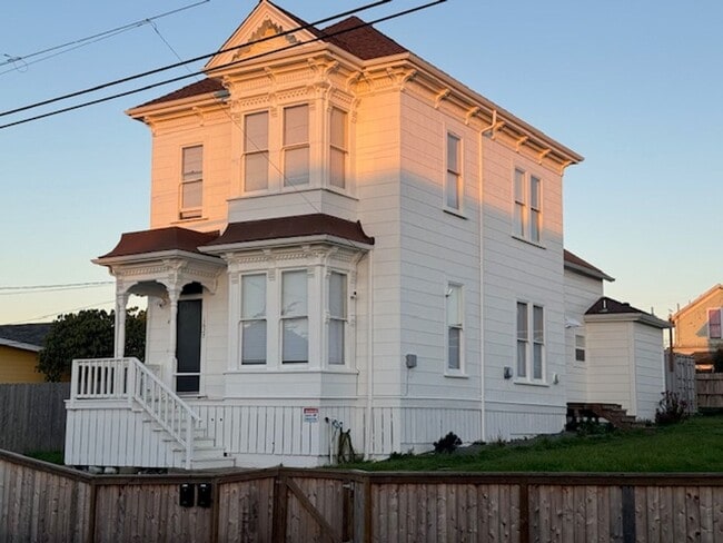 Building Photo - 1627 Pine St