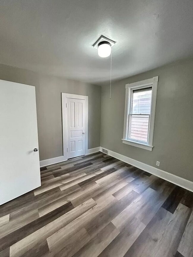 Building Photo - Updated Triplex in Milwaukee’s Harambe Nei...