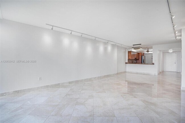 Building Photo - 3375 N Country Club Dr