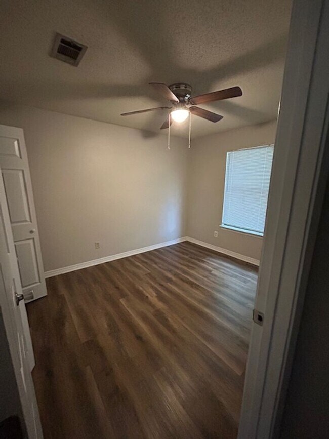 Building Photo - Landview Drive ABCD