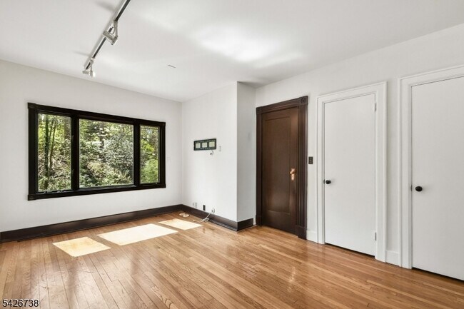 Building Photo - 296 Glen Ave