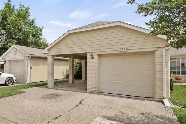 Building Photo - 2504 Brook Hollow Ct