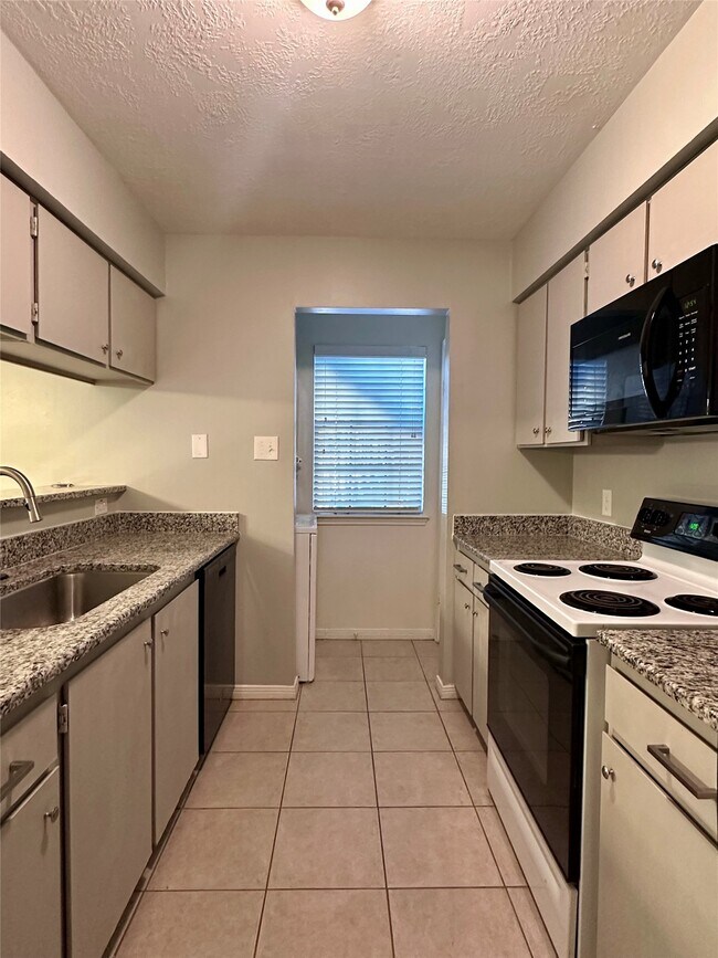 Building Photo - 2401 Sycamore Ave