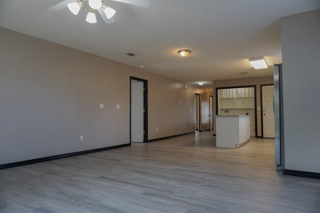 Building Photo - 322 Apple Dr