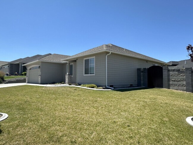 Building Photo - Luxury 3-Bedroom Home for Lease in Apple Valley, Kennewick – Built 2023