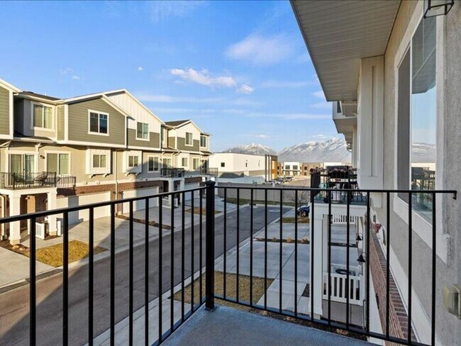 Building Photo - RIVERTON 3 BED, 2.5 BATH TOWNHOME