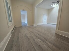 Building Photo - 584 Main St