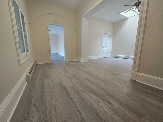 Building Photo - 584 Main St