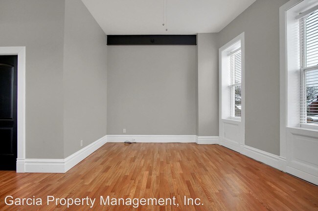 Building Photo - 900-902 Barton St