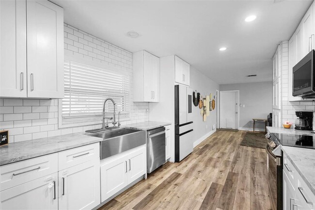 Building Photo - 412 Pinar Dr