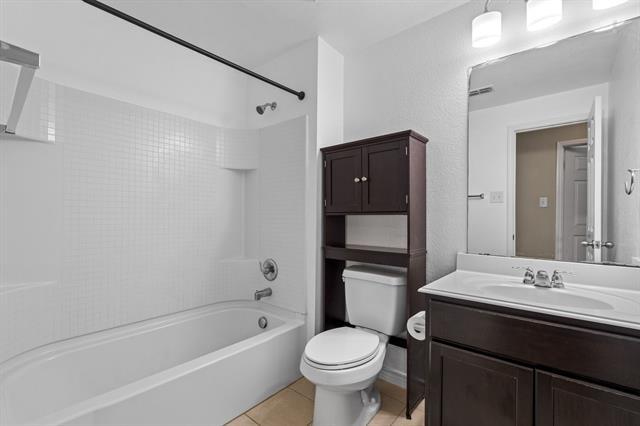 Building Photo - 8613 Vista Royale Dr