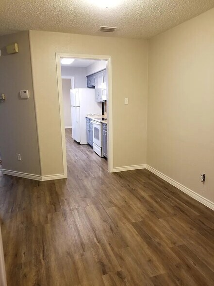 Building Photo - Room in Duplex on St Paul Ct