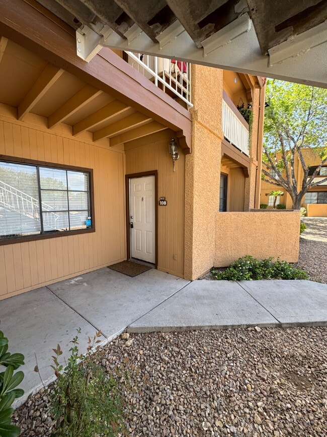 Building Photo - 2 Bed, 2 Bath condo, ground floor unit