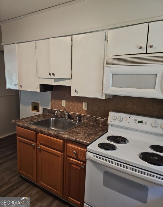 Building Photo - 6494 Lower Dixie Lake Rd