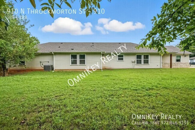 Building Photo - 910 N Throckmorton St