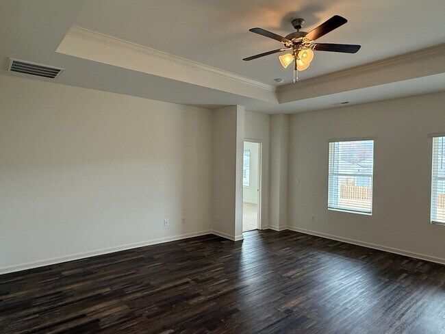 Building Photo - Springville Schools One Level 4 Bedroom / 3 Bathroom/ 3 Car Garage