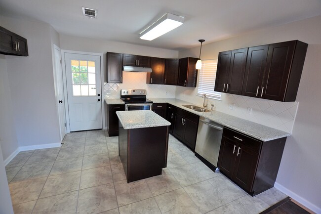 Building Photo - Beautifully remodeled! 3 Bedroom 2 Bath Ho...