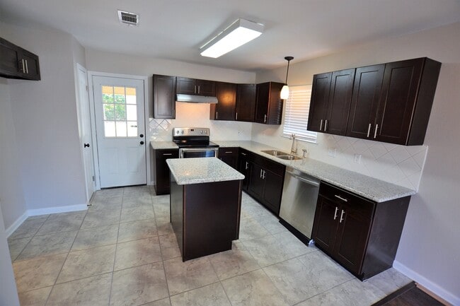 Building Photo - Beautifully remodeled! 3 Bedroom 2 Bath Home in Denham Springs
