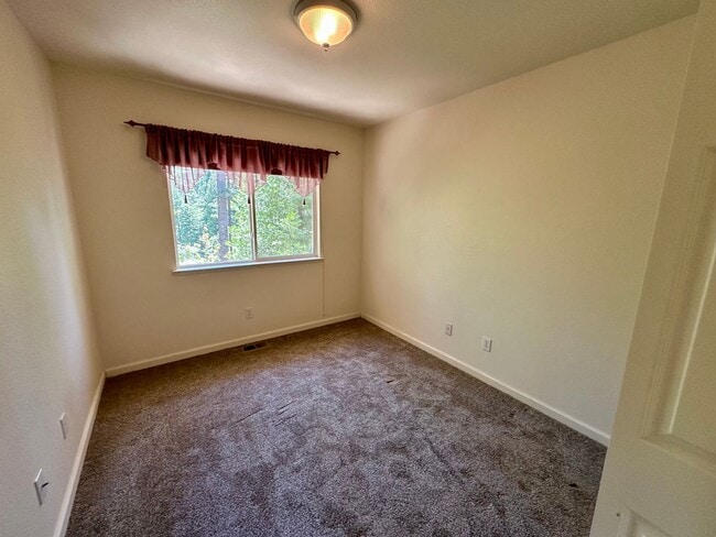 Building Photo - Adorable 3 Bedroom 2 Bathroom Home Just Minutes to Downtown Grass Valley