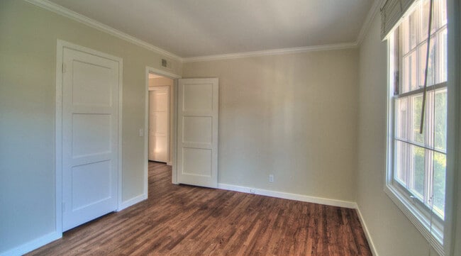 Building Photo - 2121 Middlefield Rd